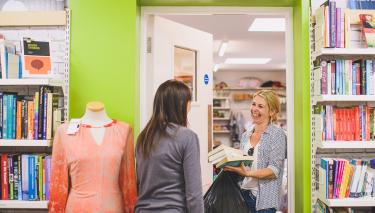 Sachen spenden im Oxfam Shop Sachen spenden im Oxfam Shop