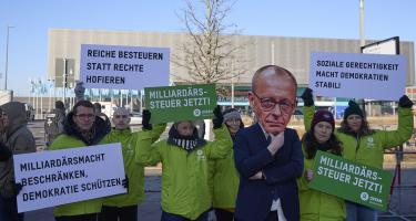 Oxfam Deutschland, Attac Deutschland und taxmenow demonstrieren anlässlich des CDU-Parteitags für eine Milliardärssteuer. „Die CDU-Steuerpläne würden die soziale Ungleichheit in Deutschland verschärfen“, sagt Manuel Schmitt, Referent für soziale Ungleichheit bei Oxfam Deutschland. Mehrere Menschen mit Plakaten und ein Mensch mit Friedrich-Merz-Maske