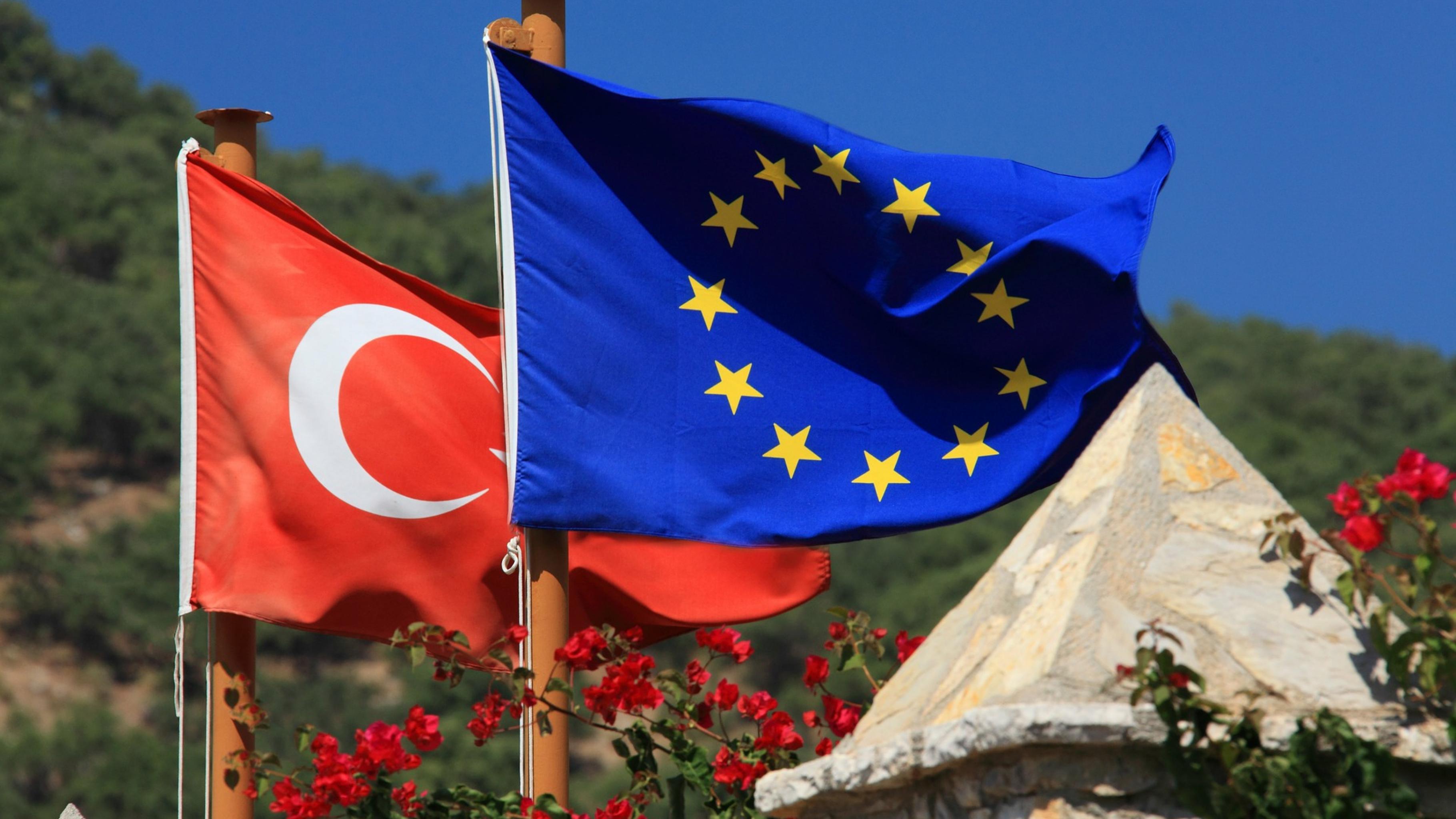 Die Flaggen der EU und der Türkei. Ihr Abkommen ist ein schlechter Deal für Geflüchtete.