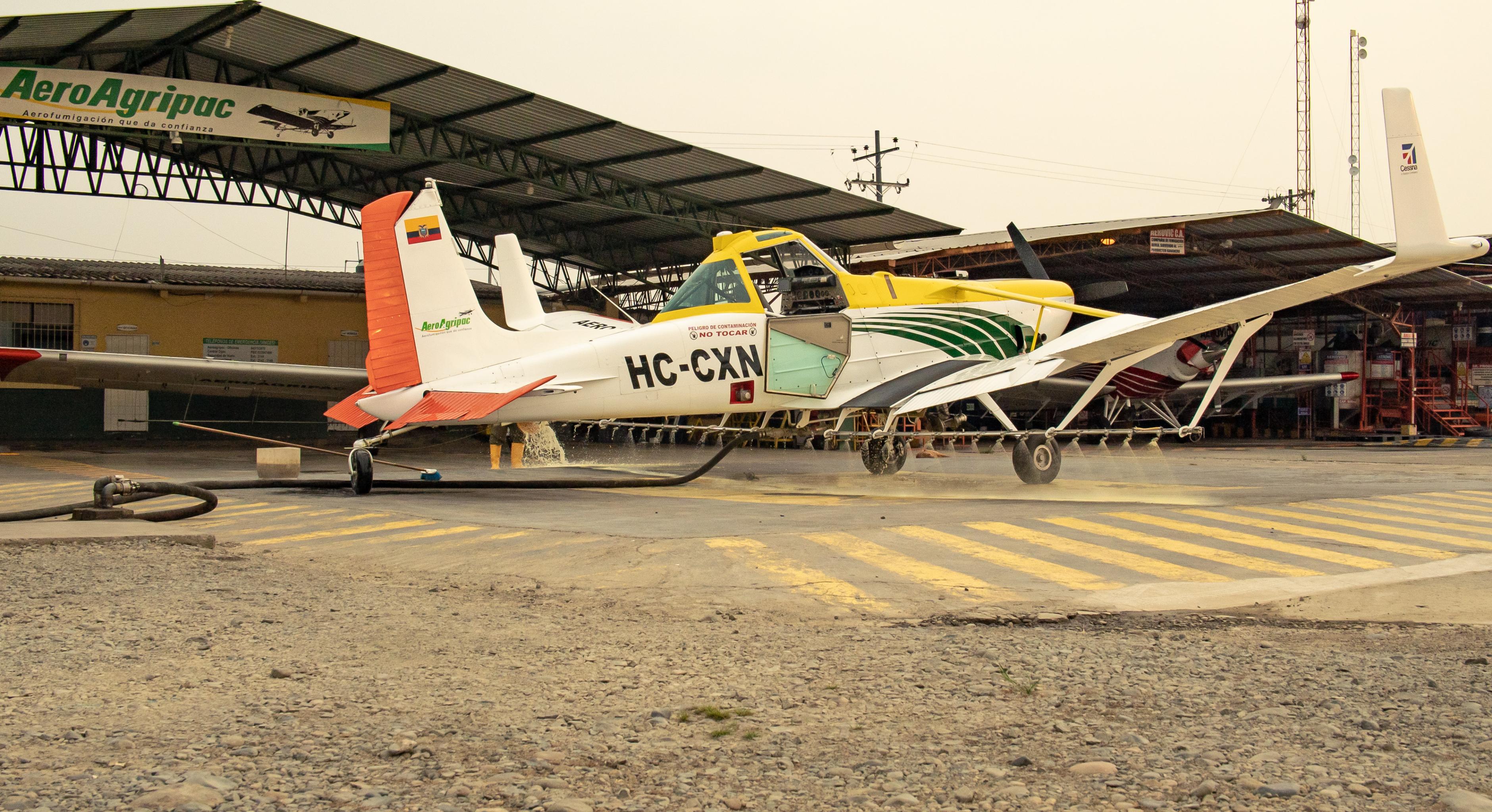 Ein Pestizid-Flugzeug steht auf einem Flugplatz in Ecuador