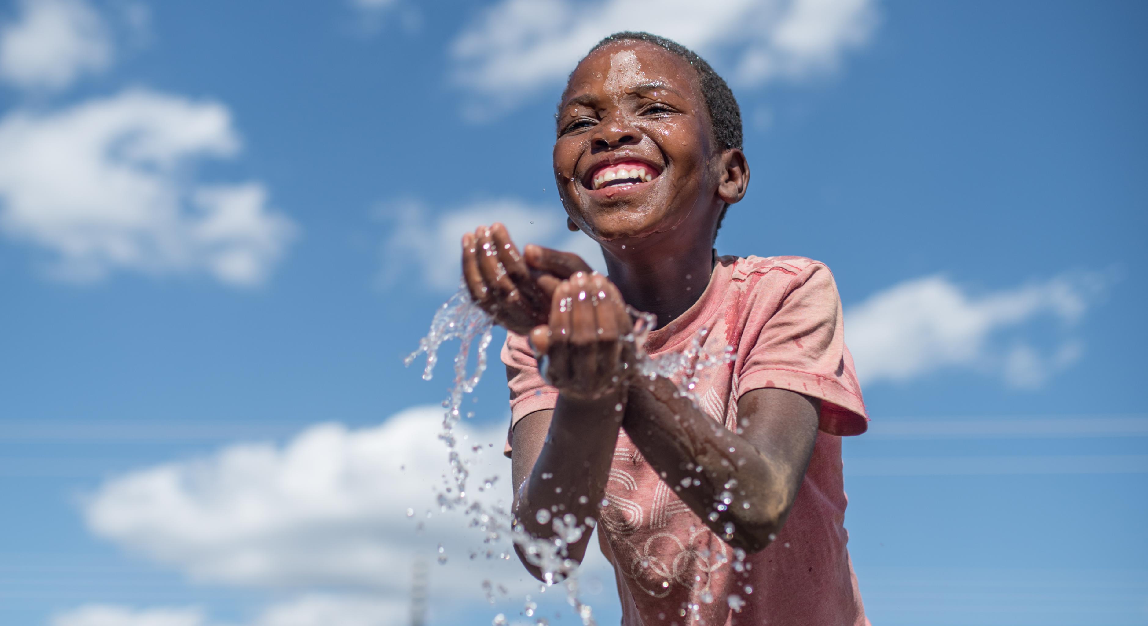 Purity freut sich über sauberes Wasser aus einem Oxfam-Wasserhahn