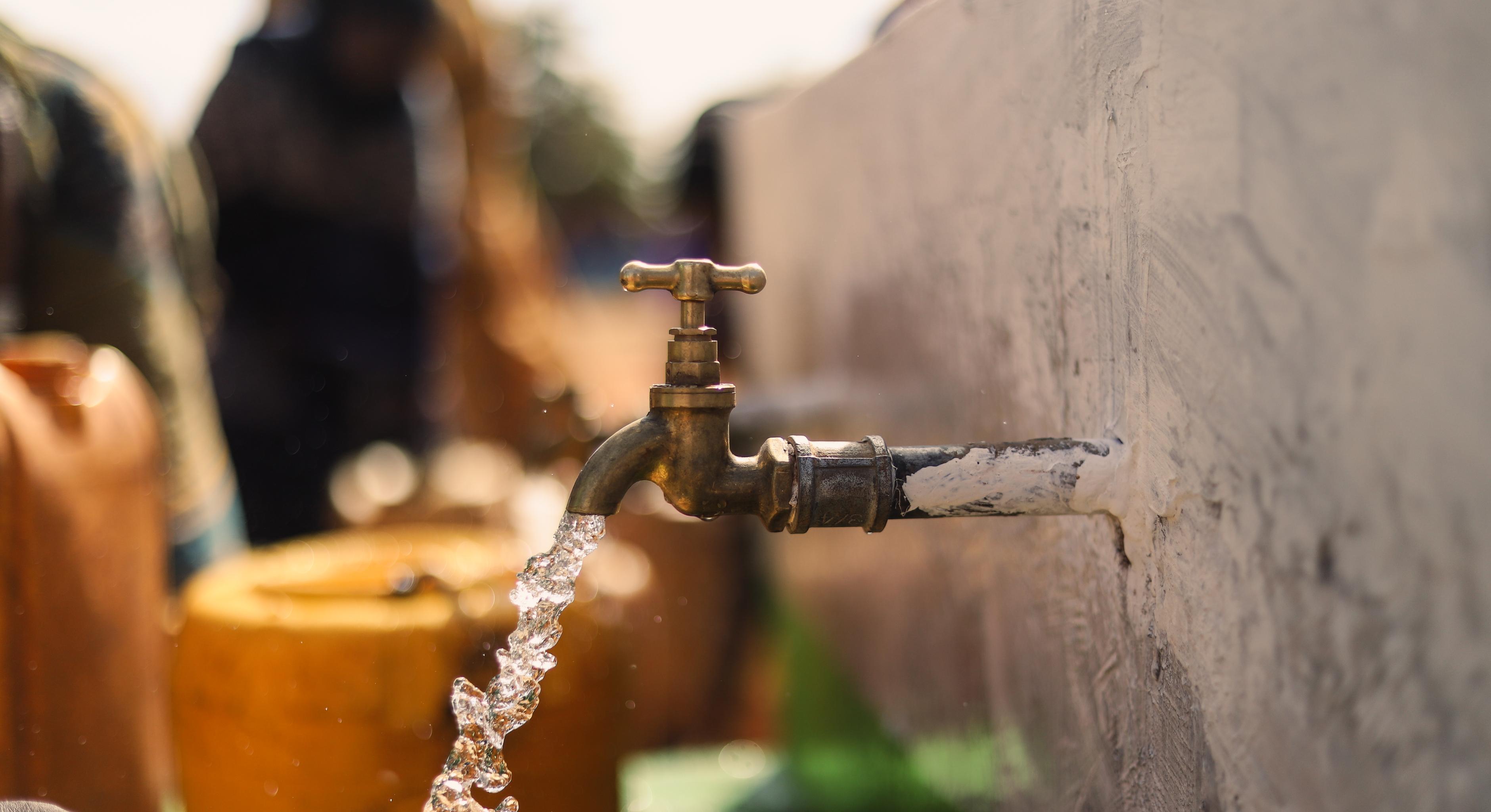 Aus einem Wasserhahn fließt Wasser