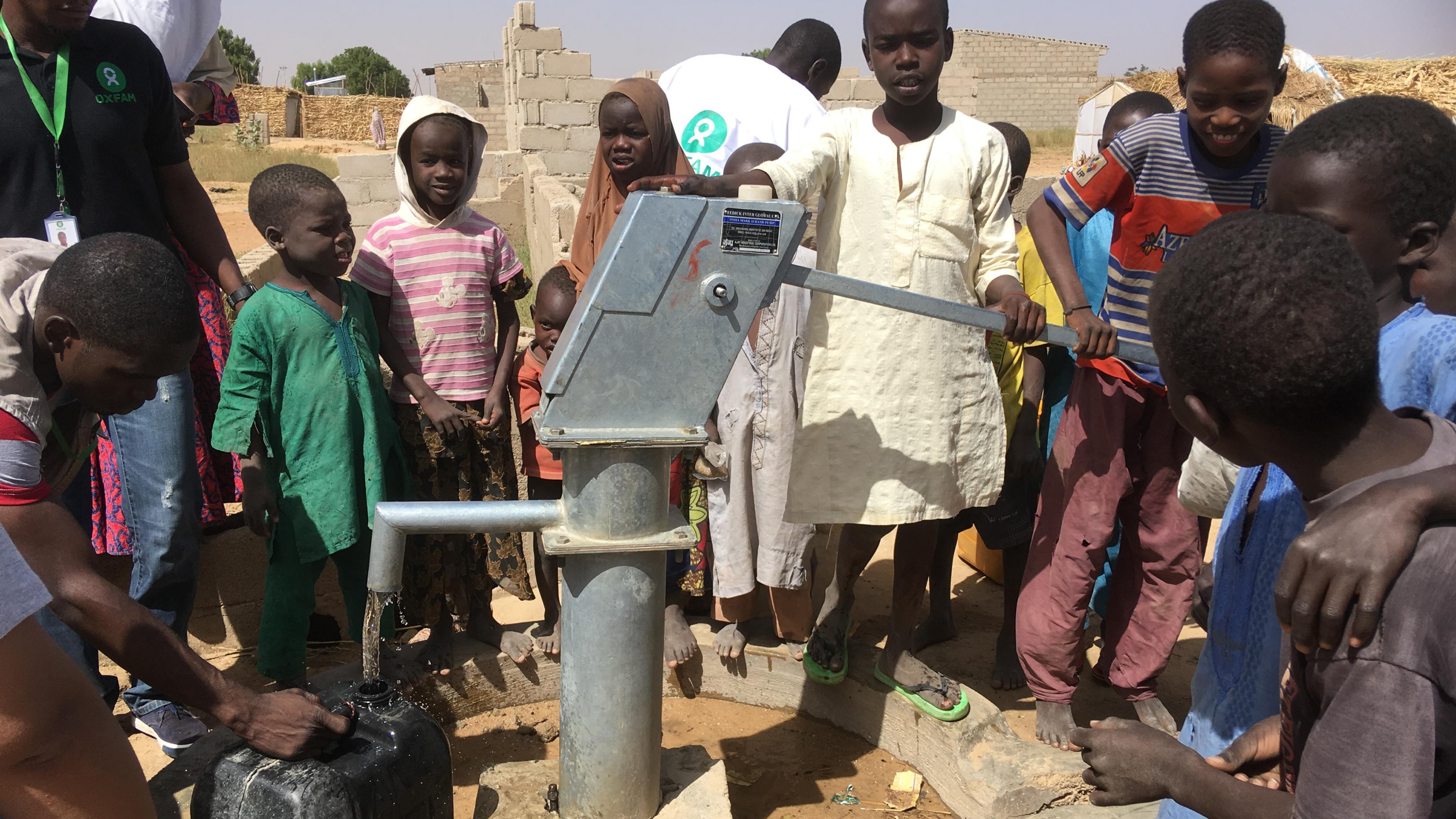 Oxfam unterstützt die Menschen in Nigeria mit sauberem Wasser
