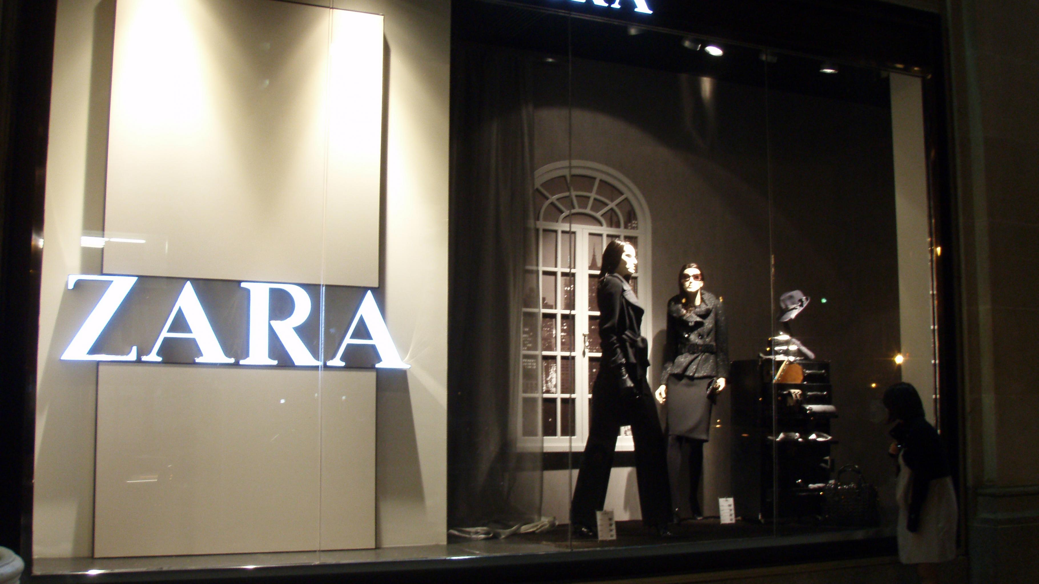Zara-Schaufenster bei Nacht