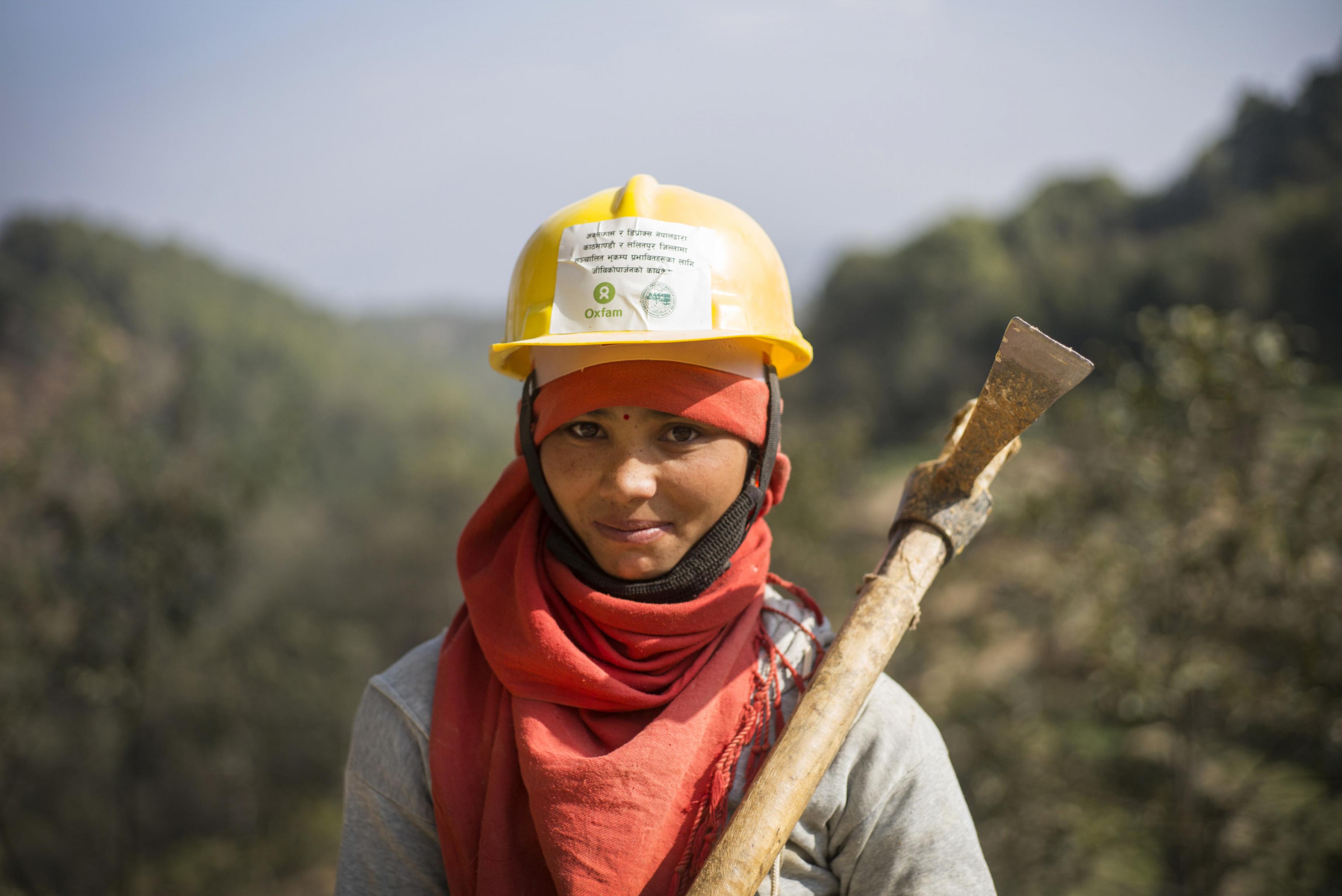 Eine Frau in Nepal mit einer Spitzhacke