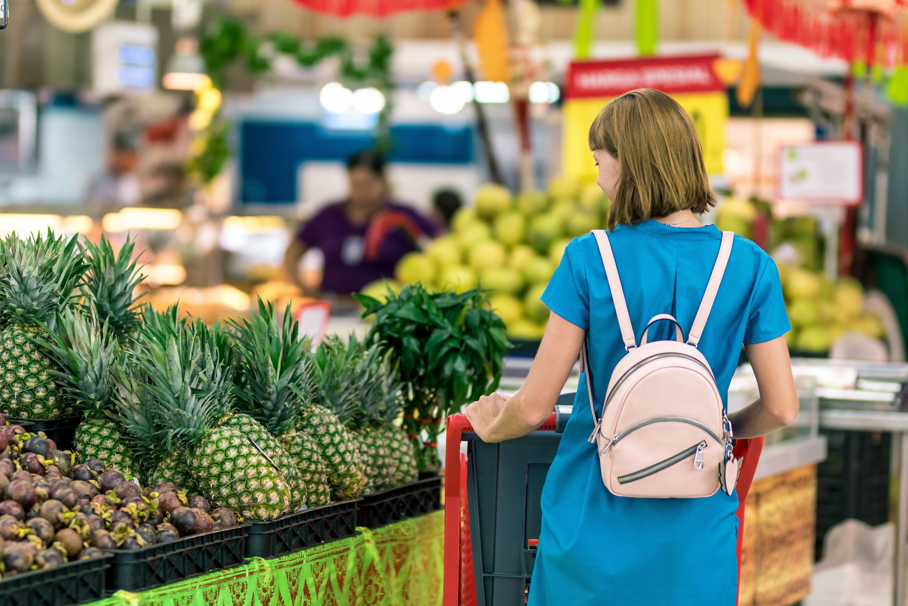 Frau im Supermarkt