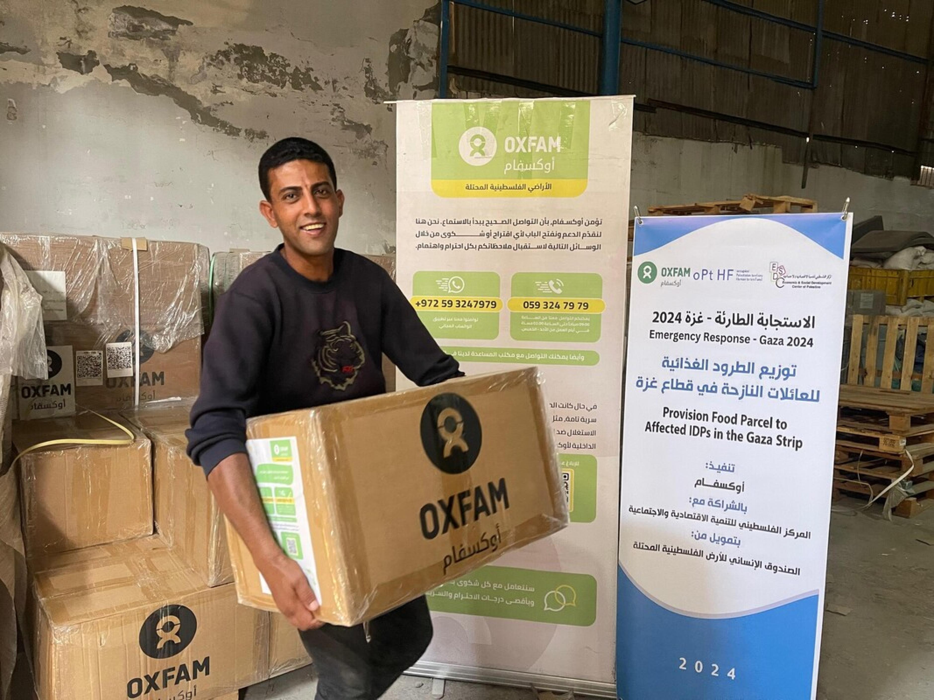 Ahmed* trägt ein Paket mit Nahrung für die Menschen in Gaza Stadt.