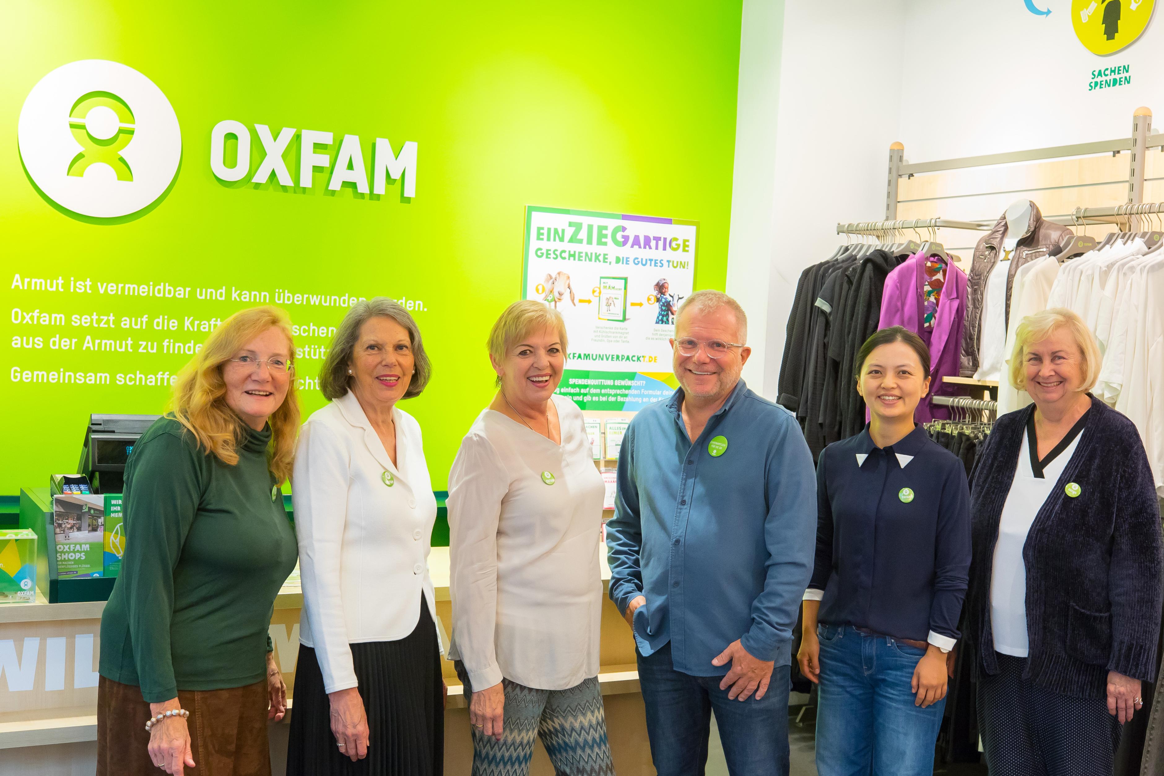 Ehrenamtliche Mitarbeiter*innen im Oxfam-Shop Frankfurt-Sachsenhausen