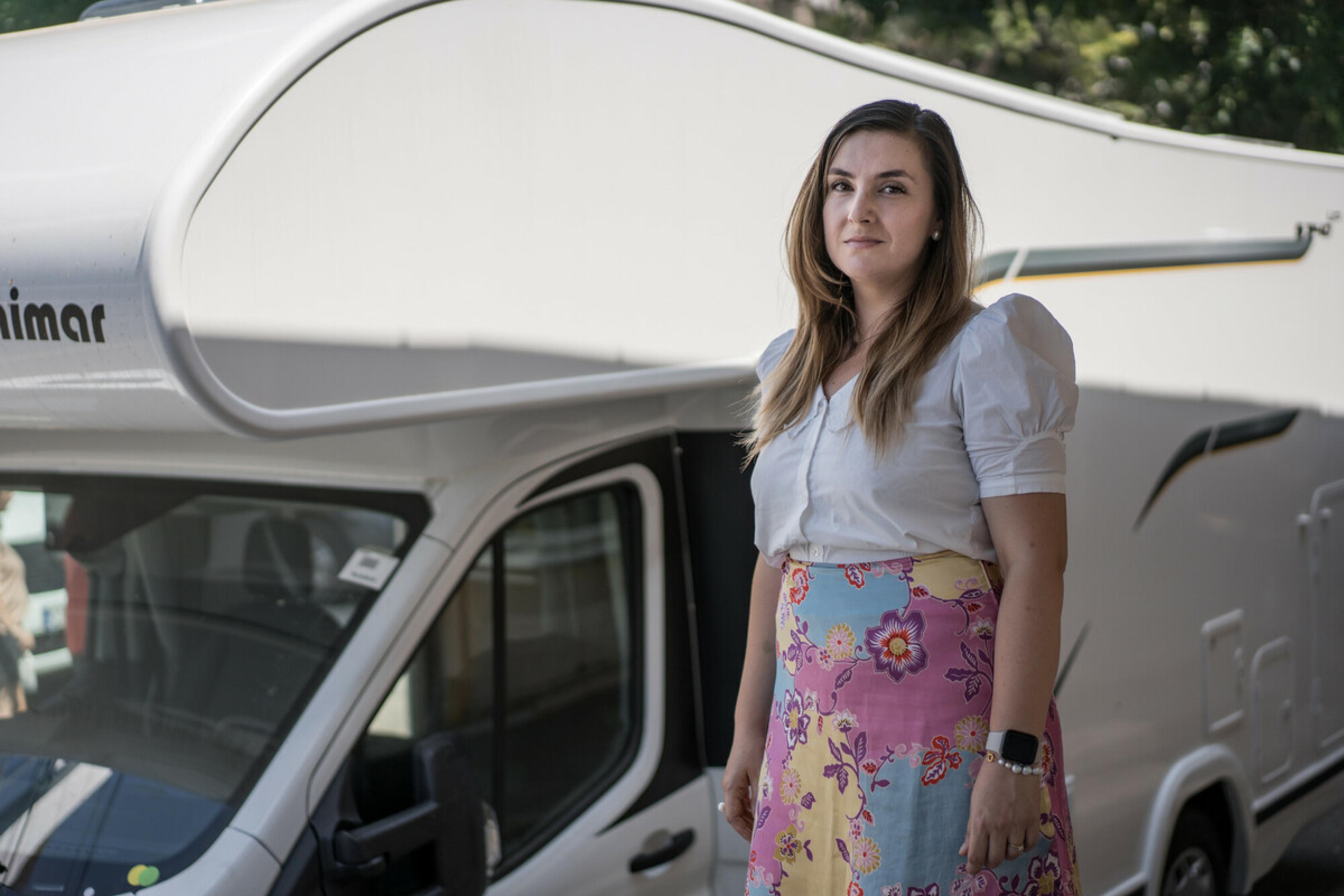 Ioana Bauer ist Vorstandsvorsitzende von eLiberare, einer rumänischen Vereinigung, die gegen Menschenhandel und sexuelle Ausbeutung kämpft. Sie steht vor einem Wohnmobil. Mit dem Wohnmobil ist die Organisation im ganzen Land unterwegs und bietet Beratungsgespräche und Präventionsschulungen für ukrainische Geflüchtete an.