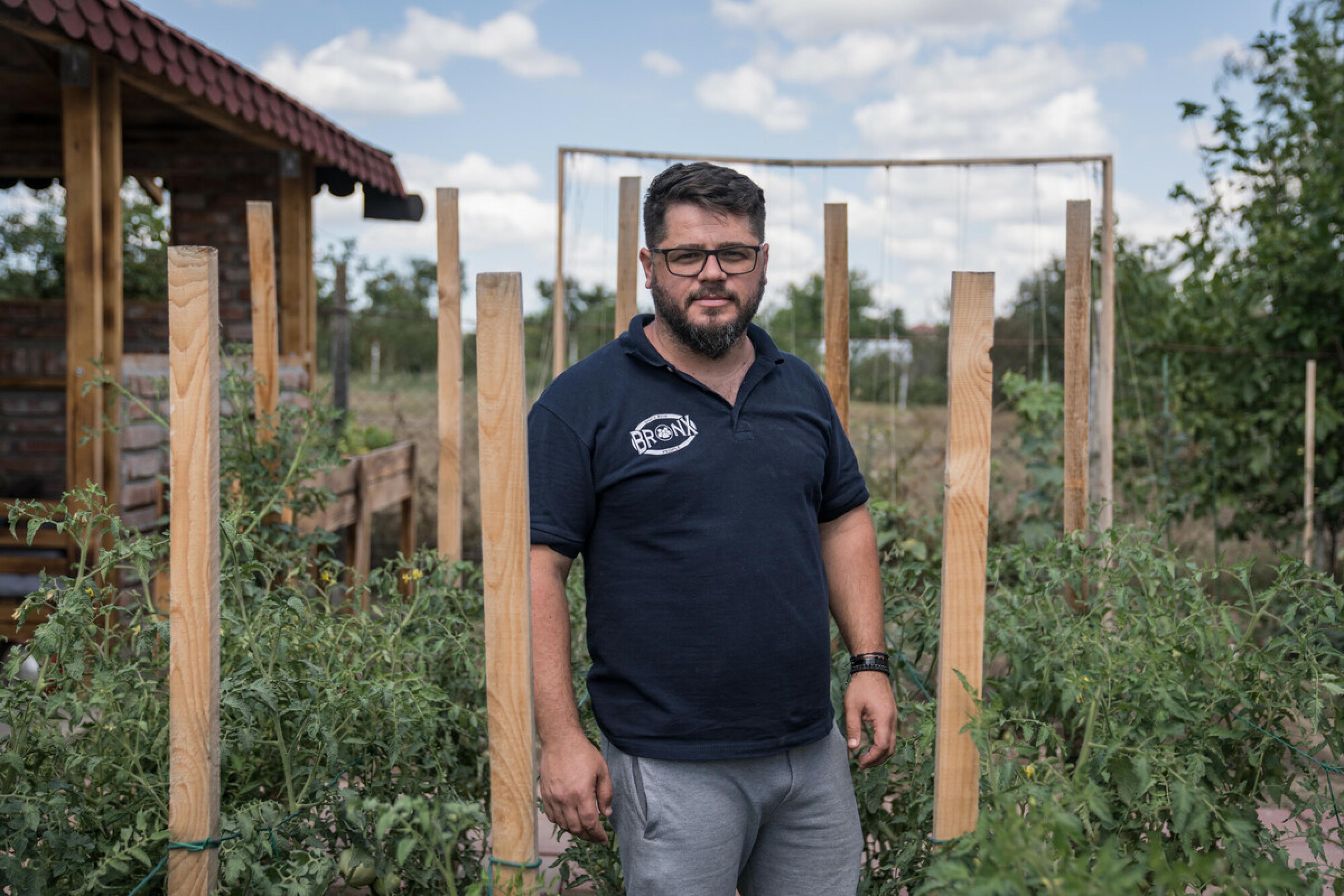 Daniel Zodian steht im Garten der Bronx People Association, deren Gründer und Leiter er ist. Die Organisation bietet  Unterstützung und Möglichkeiten zur persönlichen Weiterentwicklung für Kinder und Jugendliche aus benachteiligten Verhältnissen.