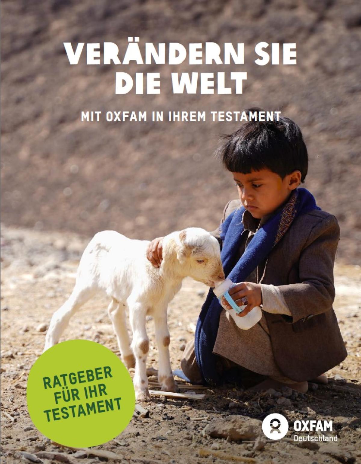 Ein Junge gibt einer Ziege Milch mit einer Flasche