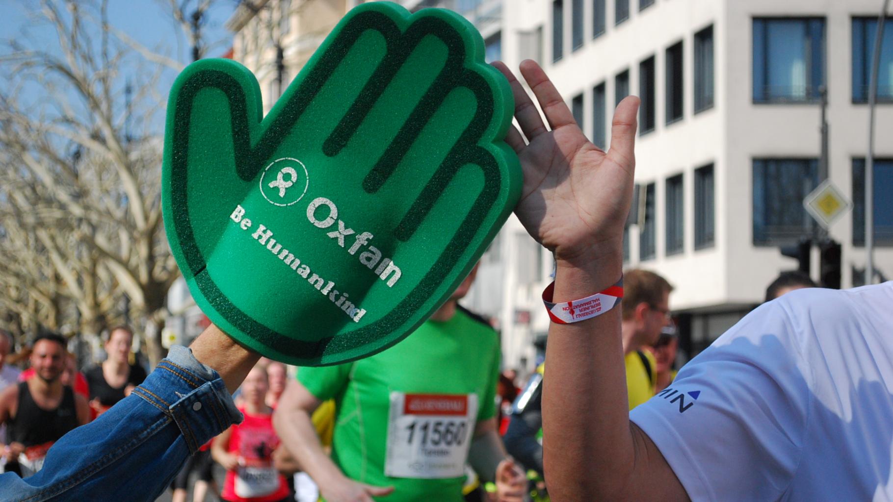 High-Five mit dem Oxfam-Handschuh