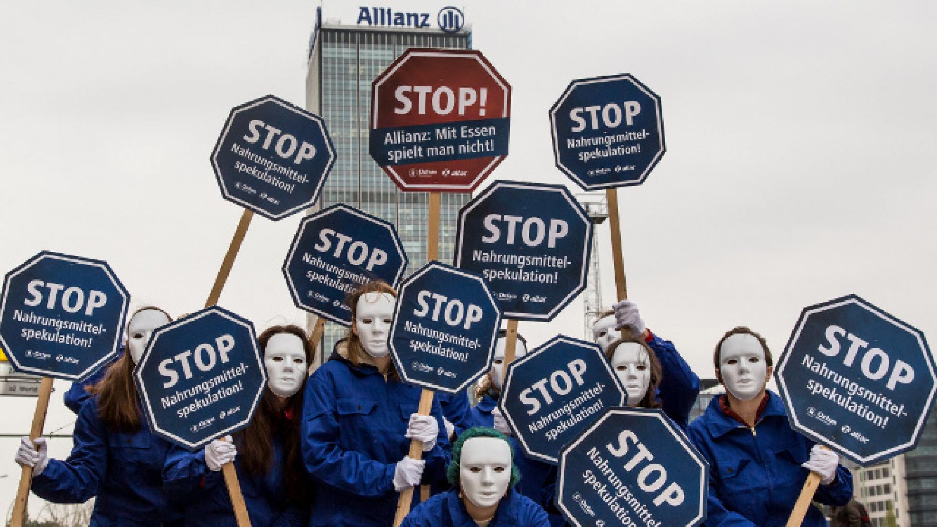 Demo mit Schildern: „Nahrungsmittelspekulation stoppen!“ vor Allianz-Gebäude
