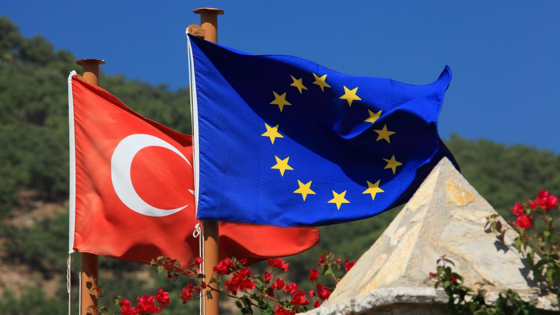 Die Flaggen der EU und der Türkei. Ihr Abkommen ist ein schlechter Deal für Geflüchtete.