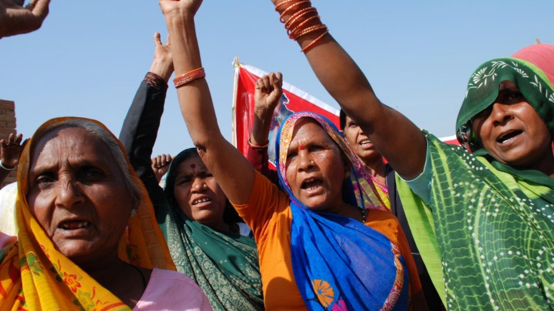 Indische Frauen während eines Protests für bessere Arbeitsbedingungen 