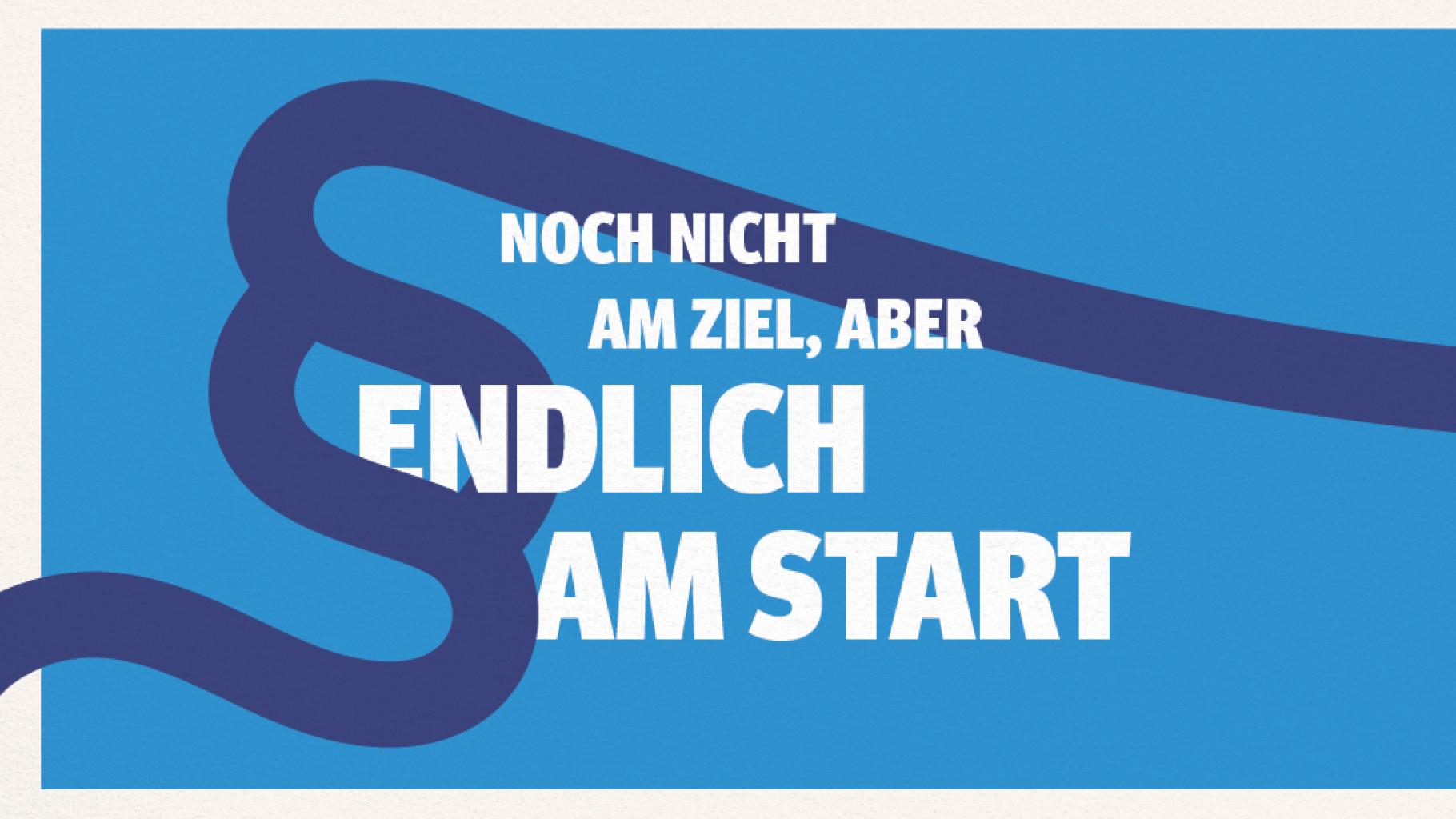 Textgrafik "Noch nicht am Ziel, aber endlich am Start" vor einem mittelblauen Hintergrund sowie dunkelblauem Paragraphenzeichen