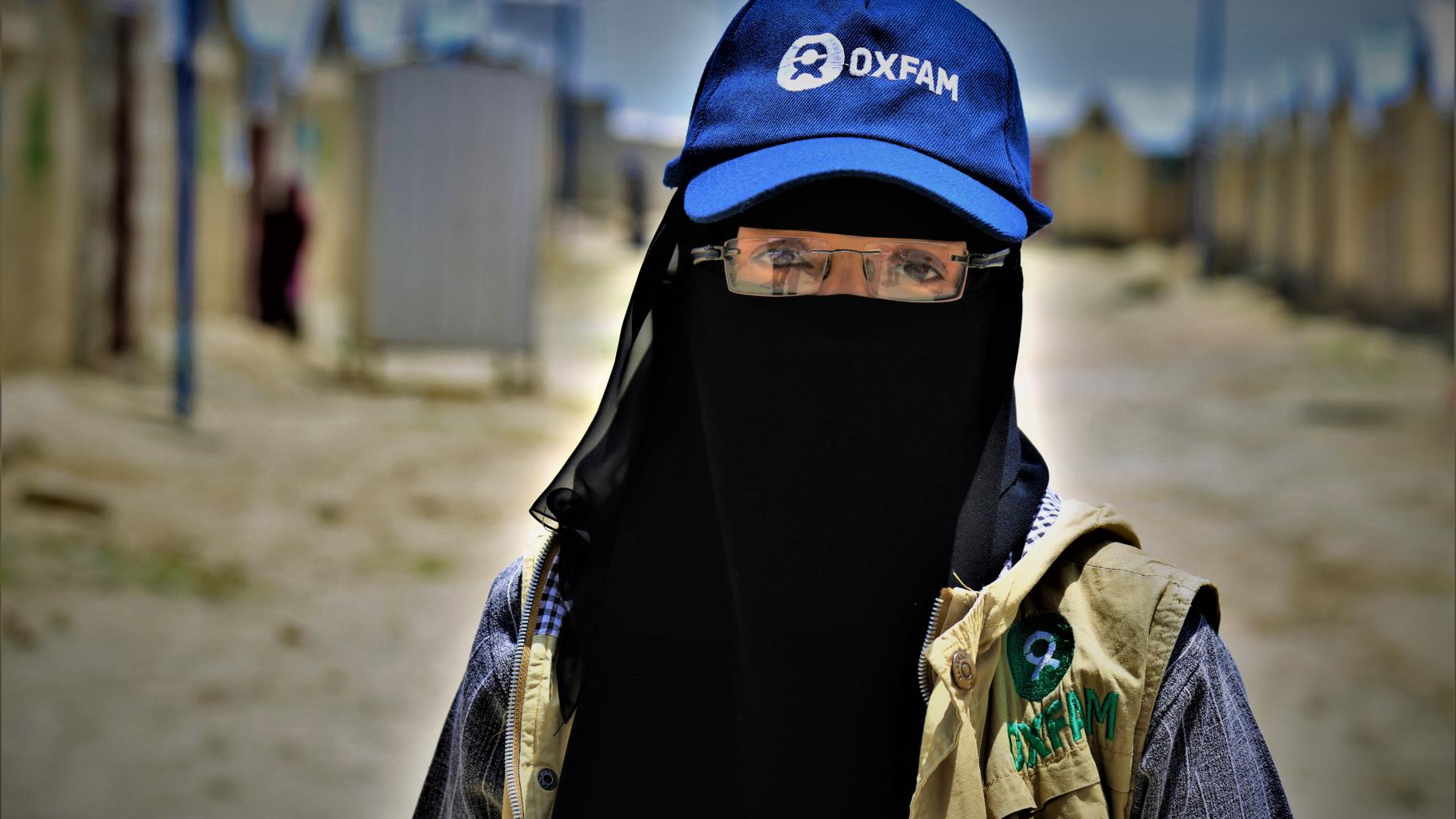 Oxfam-Mitarbeiter*innen unterstützen vertriebene Familien dabei, Corona-Infektionen zu vermeiden