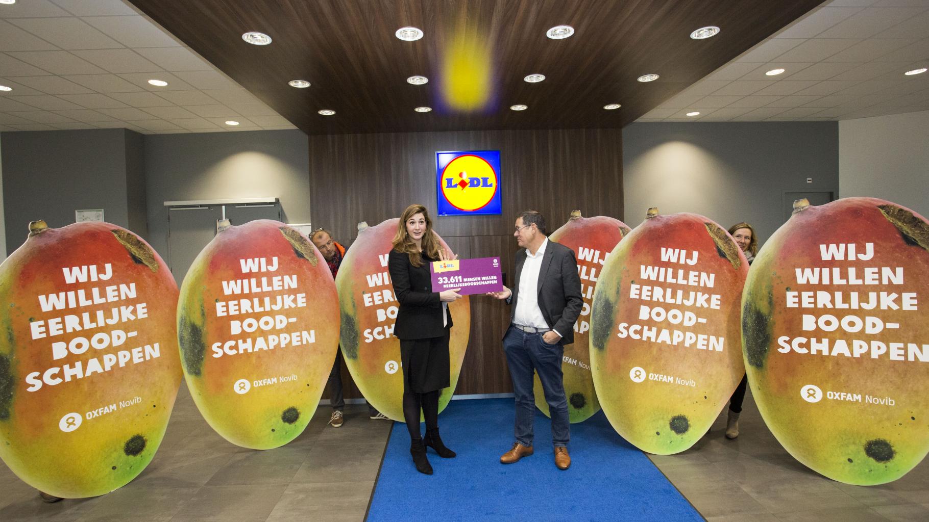 Übergabe von Unterschriften an Lidl: „Wij willen eerlijke boodschappen“