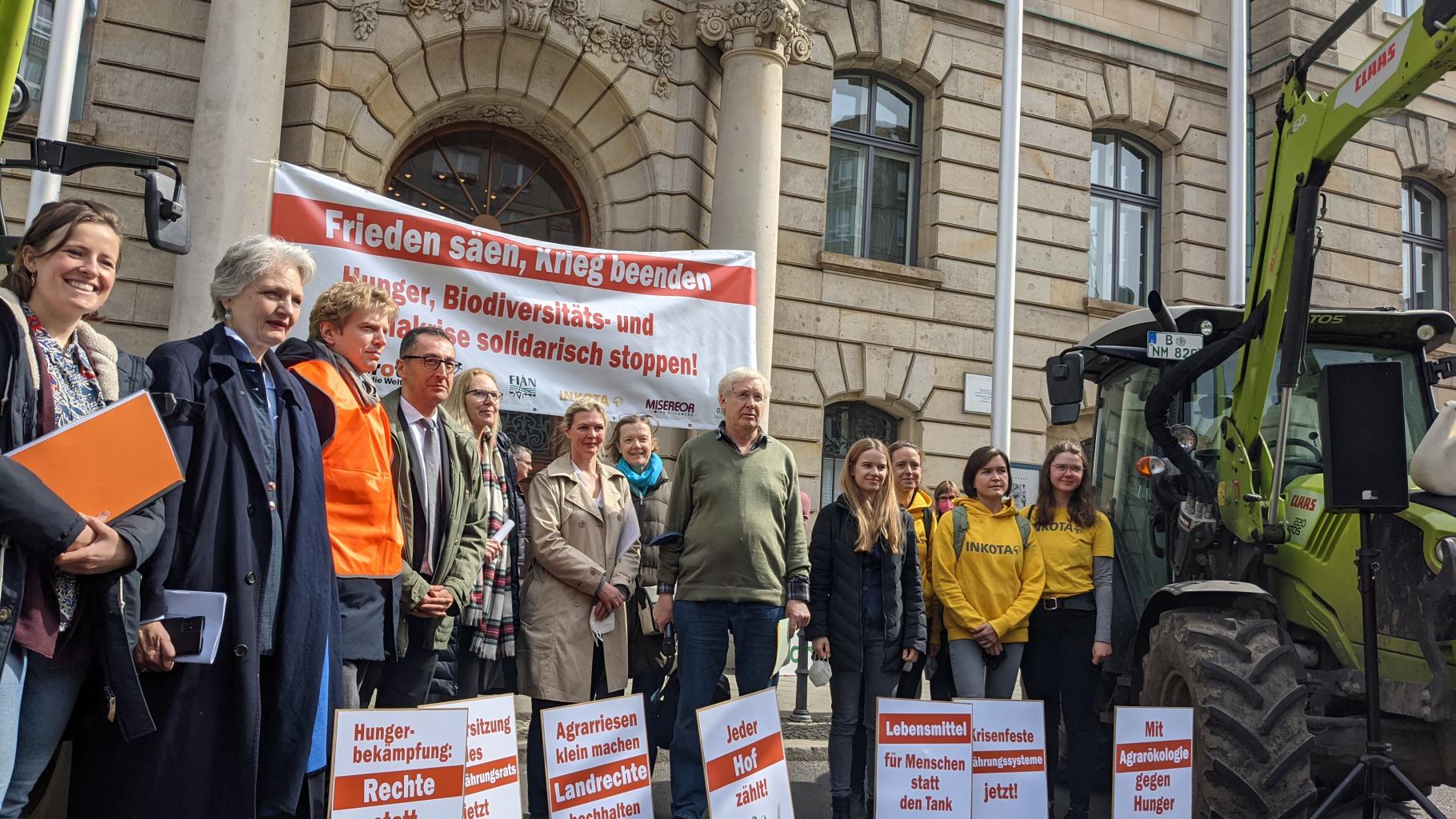 Die Vertreter*innen der Organisationen mit Bundeslandwirtschaftsminister Cem Özdemir. 