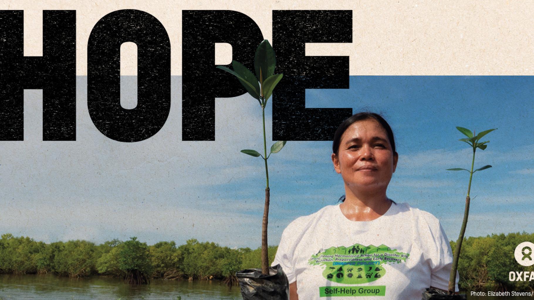 Eine Klimaaktivistin mit weißem T-Shirt hält zwei junge Pflanzen in den Händen. Die Überschrift des Bildes lautet: HOPE 