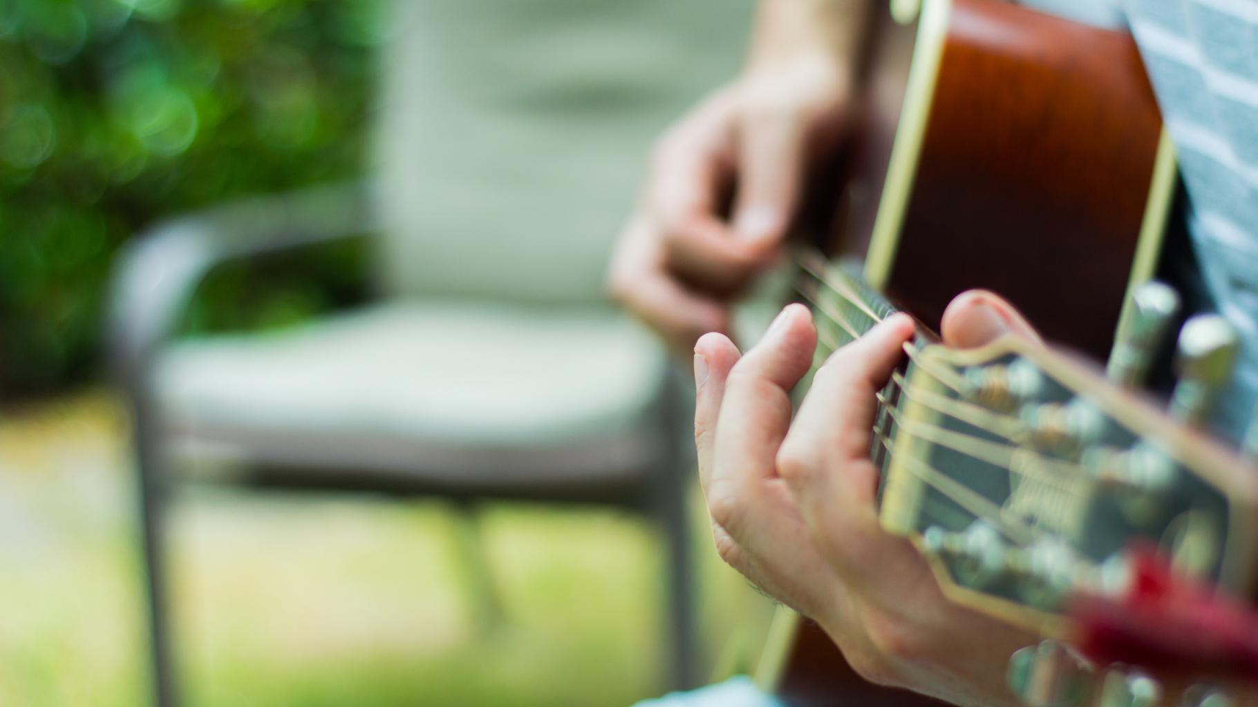 Eine Gitarre wird gespielt