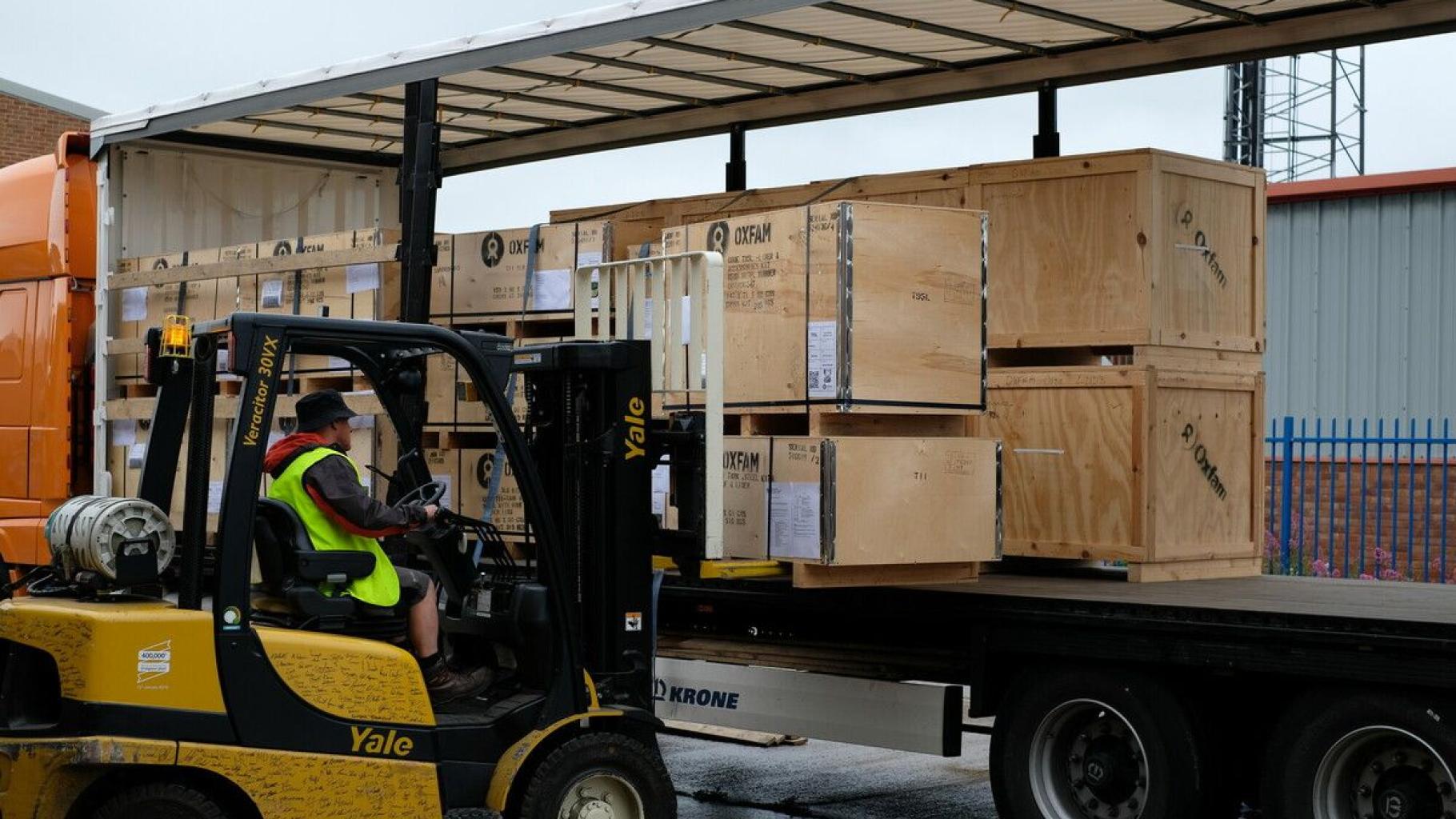 Oxfam verschickt 24 Tonnen Wasserequipment in die Ukraine.