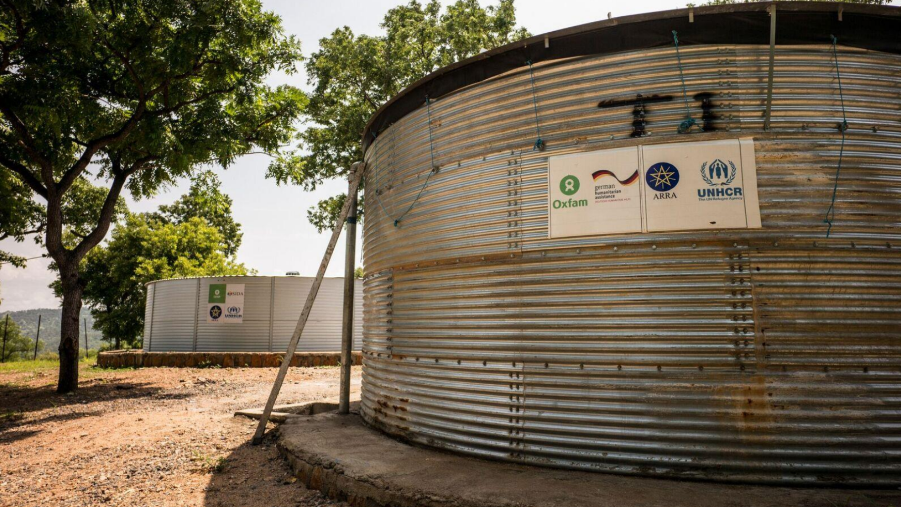 Großer Wassertank aus Metall