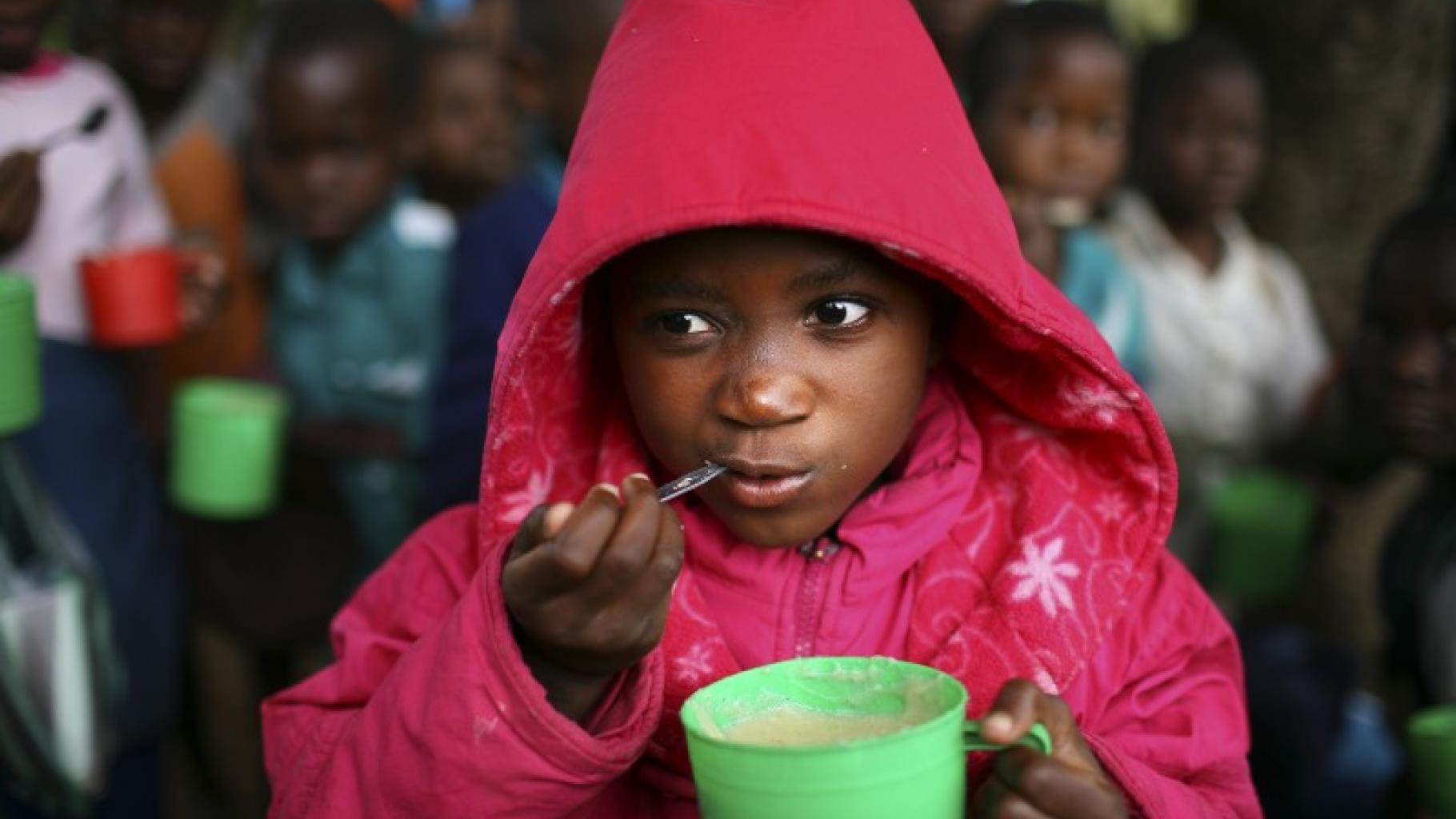 Blantyre, Malawi: Ein Kind isst Porridge 
