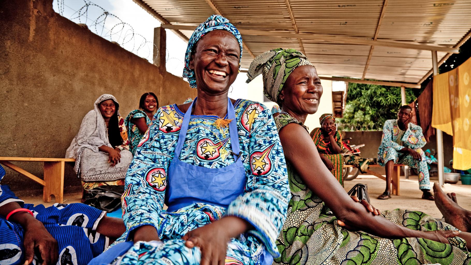 lachende Frauen im Tschad