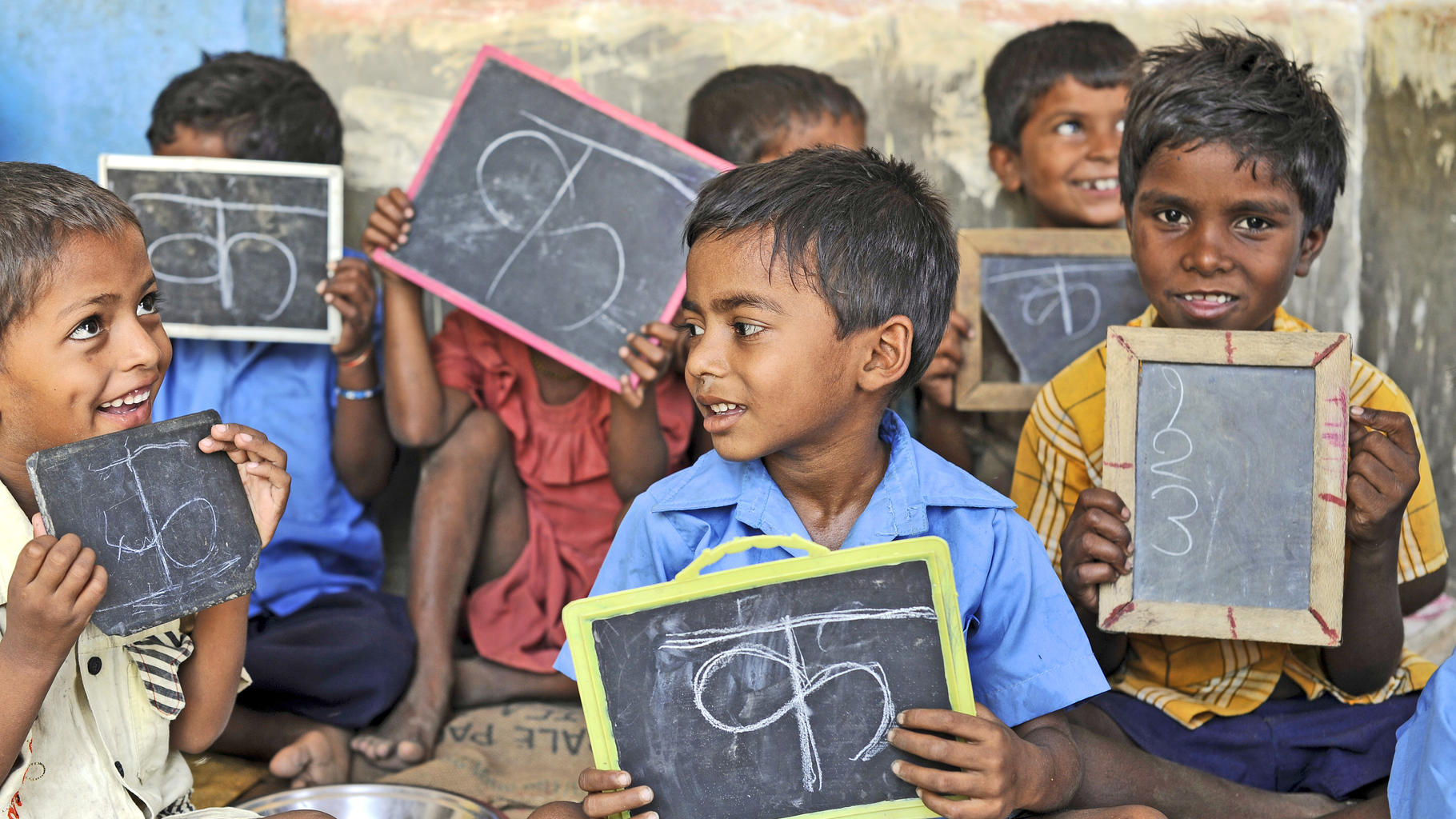 Schulkinder halten Tafeln