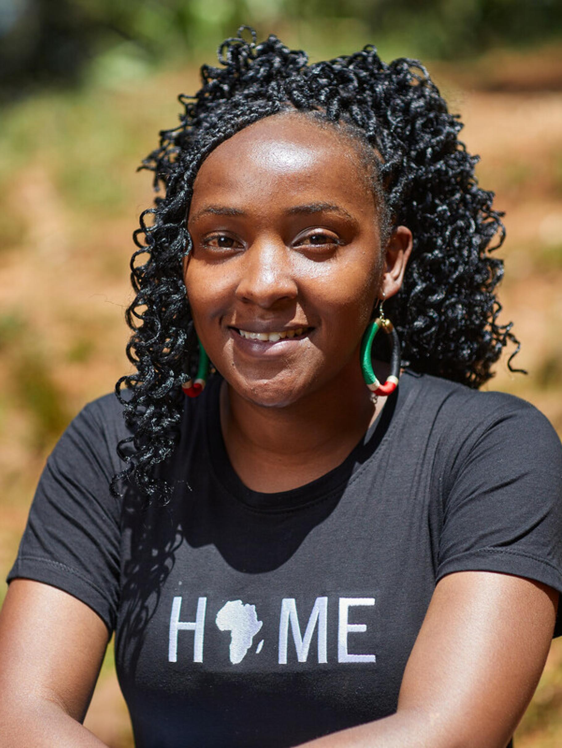 Elizabeth Wanjiru Wathuti lächelt in die Kamera. Sie gründete 2016 in Kenia die Green Generation Initiative, um mehr junge Menschen für den Klimaschutz und die Umweltgesundheit zu begeistern.