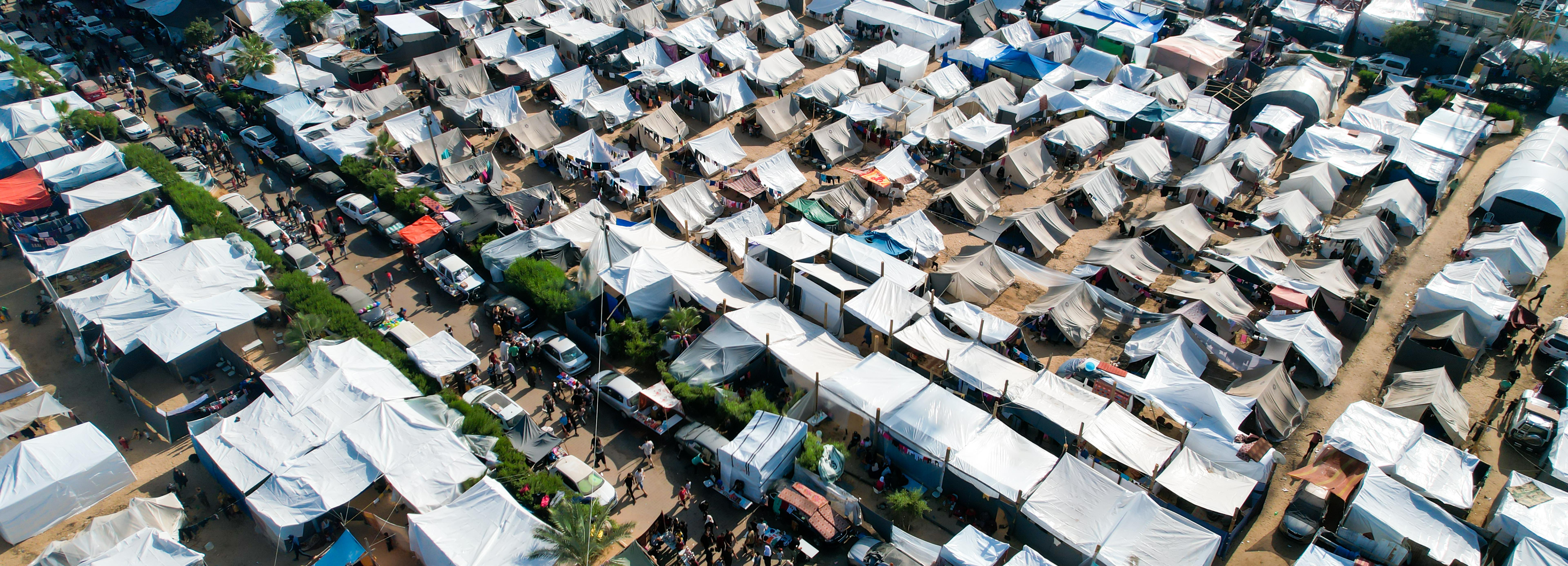 Ein Zeltlager von oben fotografiert
