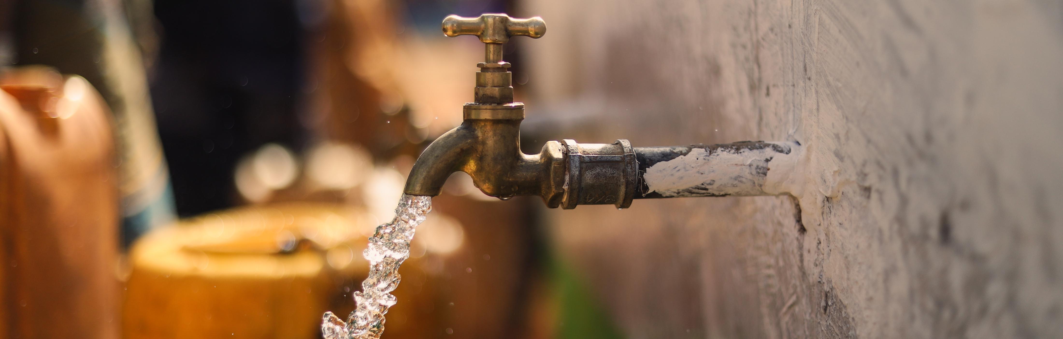 Aus einem Wasserhahn fließt Wasser