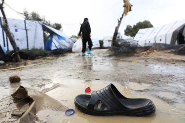 Ein Schuh liegt im Matsch