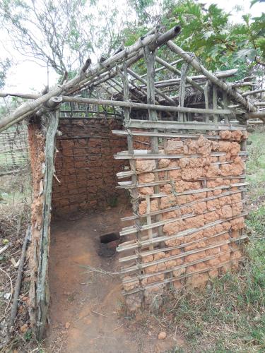Eine Stehtoilette in Kipupu auf dem Hochplateau von Itombwe in der Provinz Süd-Kivu, Kongo Eine Stehtoilette in Kipupu auf dem Hochplateau von Itombwe in der Provinz Süd-Kivu, Kongo