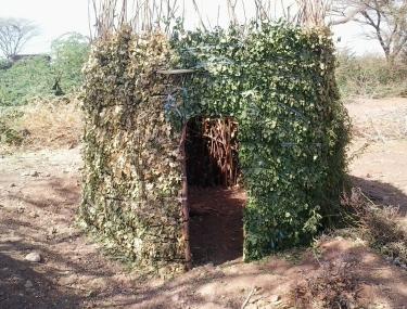 Eine Toilette aus Zweigen und Laub in Turkana West, Kenia Eine Toilette aus Zweigen und Laub in Turkana West, Kenia