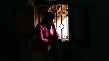 Om Nawal steht gedankenverloren am Fenster