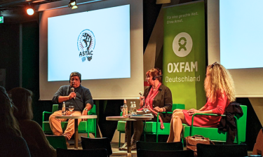 Jorge Acosta, Gründer und Vorsitzender der Gewerkschaft der Bananenarbeiter*innen ASTAC (l.) im Gespräch mit Anja Krüger, Wirtschaftsredakteurin der taz (m.) und Dr. Franziska Humbert, Juristin und Expertin für Wirtschaft und Menschenrechte bei Oxfam Deutschland (r.). Jorge Acosta, Gründer und Vorsitzender der Gewerkschaft der Bananenarbeiter*innen ASTAC (l.) im Gespräch mit Anja Krüger, Wirtschaftsredakteurin der taz (m.) und Dr. Franziska Humbert, Juristin und Expertin für Wirtschaft und Menschenrechte bei Oxfam Deutschland (r.).