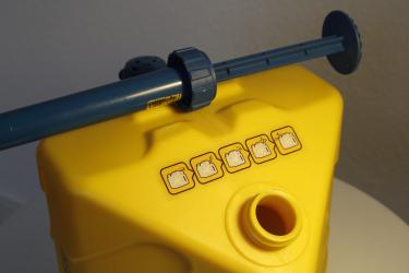 Ein Kanister mit geöffneter Einflusskappe. Der LifeSaver-Cube steht mit geöffneter Pumpkappe da. Bis zu fünf Liter kann der Kanister auf einmal filtern.