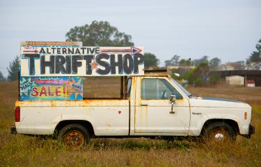 Pick Up Truck mit einem Schild, was auf einen Second Hand Shop hinweist