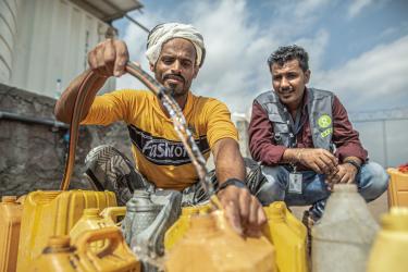 Badr Abdulla mit Wasserkanister Badr Abdulla mit Wasserkanister