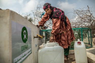 Samiha Ali befüllt einen Wasserkanister Samiha Ali befüllt einen Wasserkanister