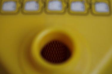 Kaum sichtbar, aber am wichtigsten: Der Filter im LifeSaver-Cube. Bei einem genauen Blick durch die Auffüllkappe des LifeSaver-Cubes sieht man den von einem Netz umgebenen Wasserfilter.
