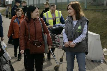 Ola Aleksandra Perczynska spricht mit geflüchteten Personen, die grade in Medyka ankommen.