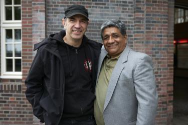 Oxfam-Botschafter Ole Plogstedt und Jorge Acosta bei einer Protestaktion einer Delegation der Gewerkschaft ASTAC gegen den Pestizideinsatz im Bananenanbau. Oxfam-Botschafter Ole Plogstedt und Jorge Acosta bei einer Protestaktion einer Delegation der Gewerkschaft ASTAC gegen den Pestizideinsatz im Bananenanbau.