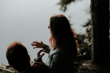 Zwei Menschen in der Konversation