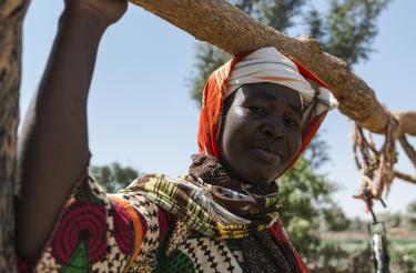 Alizeta Sawadogo ist Bäuerin. Sie ist 55 Jahre alt, Witwe und Mutter von 8 Kindern. Alizeta trägt Wasserbehälter an einer langen Holzstange
