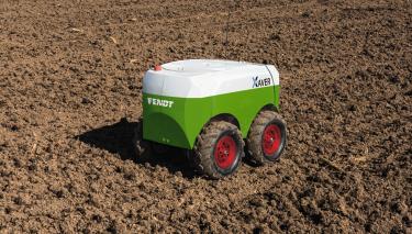Ein Roboterfahrzeug auf einem Acker