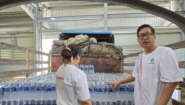 Verladung von Wasserflaschen, Hygiene- und Schutz-Sets, Moskitonetzen und Decken für die vom Erdbeben betroffenen Menschen in Mandalay. Oxfam-Mitarbeitende stehen vor einem Stapel bestehend aus Wasserflaschen, Hygiene- und Schutz-Sets, Moskitonetzen und Decken für die vom Erdbeben betroffenen Menschen in Mandalay.
