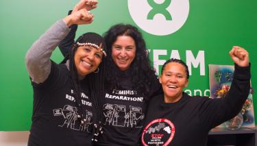 Zwei Aktivistinnen von Women on Farms und Oxfams ehemalige Vorstandsvorsitzende Serap Altinisik posieren für ein Pressebild.